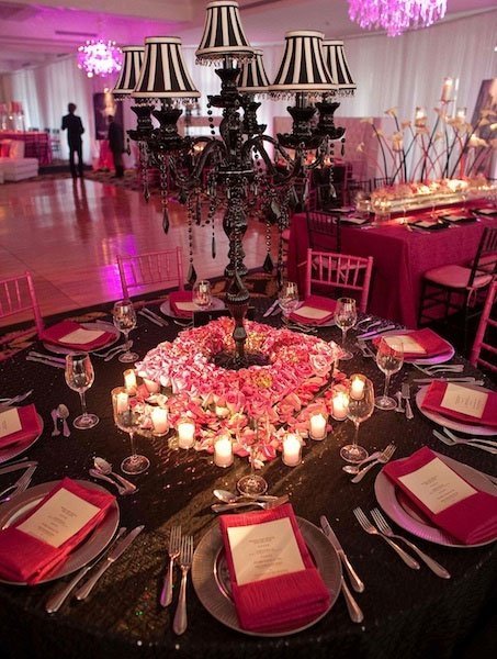 decor table mariage rose et noir, decoration table mariage noir et rose, weeding black and pink, table ronde mariage decor table bougie